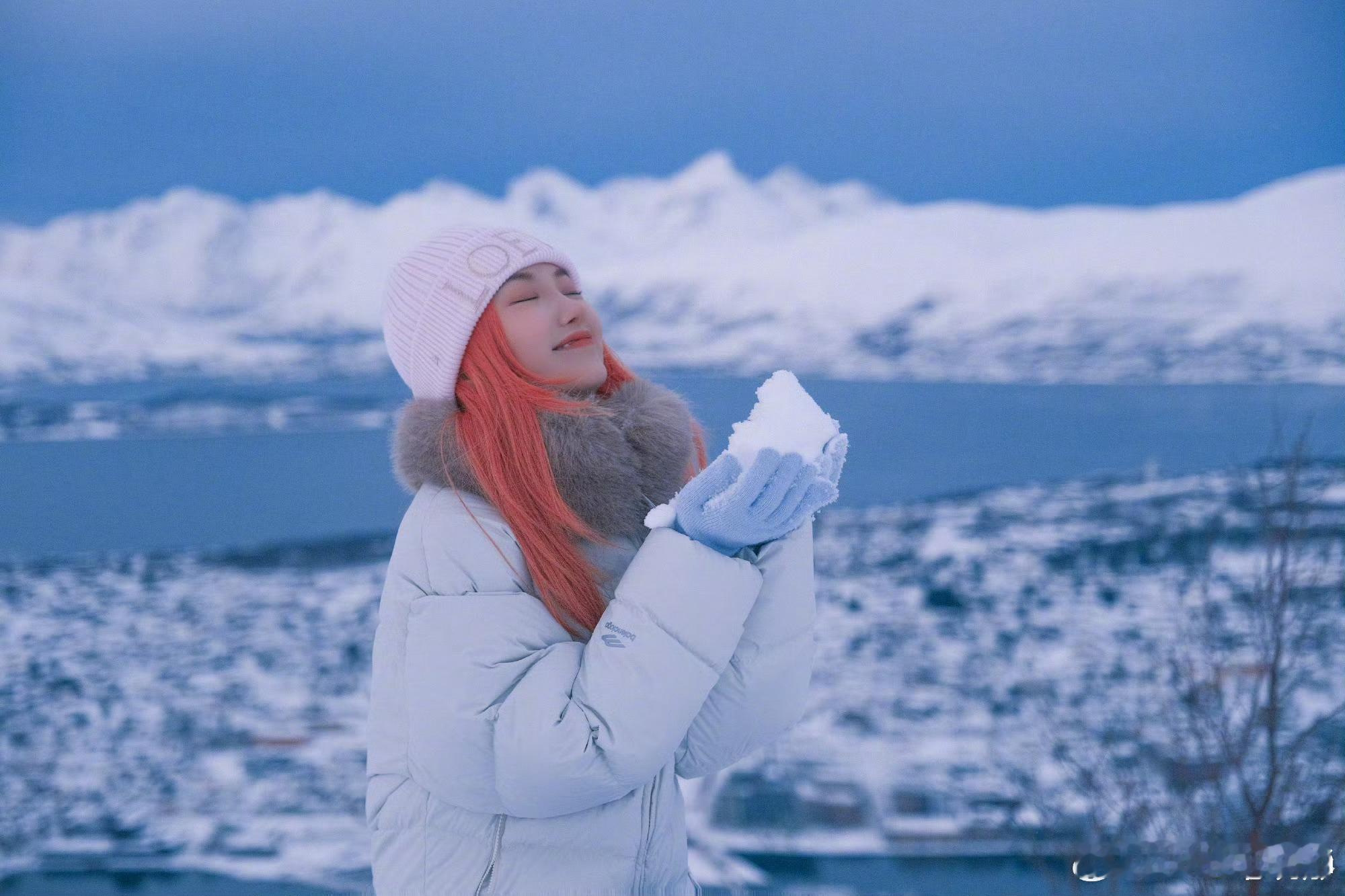  赴雪之约，拥蓝入怀。是毛晓彤的冬日限定浪漫。 