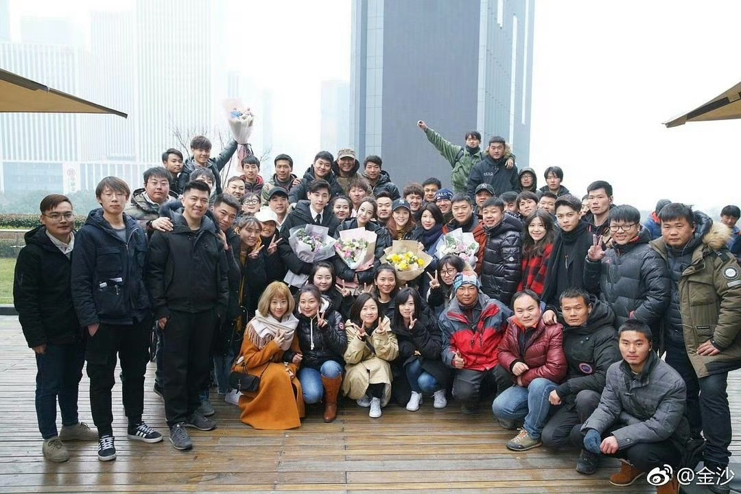 邓伦     人群中的柏海大大，气质太突出了，一眼万年