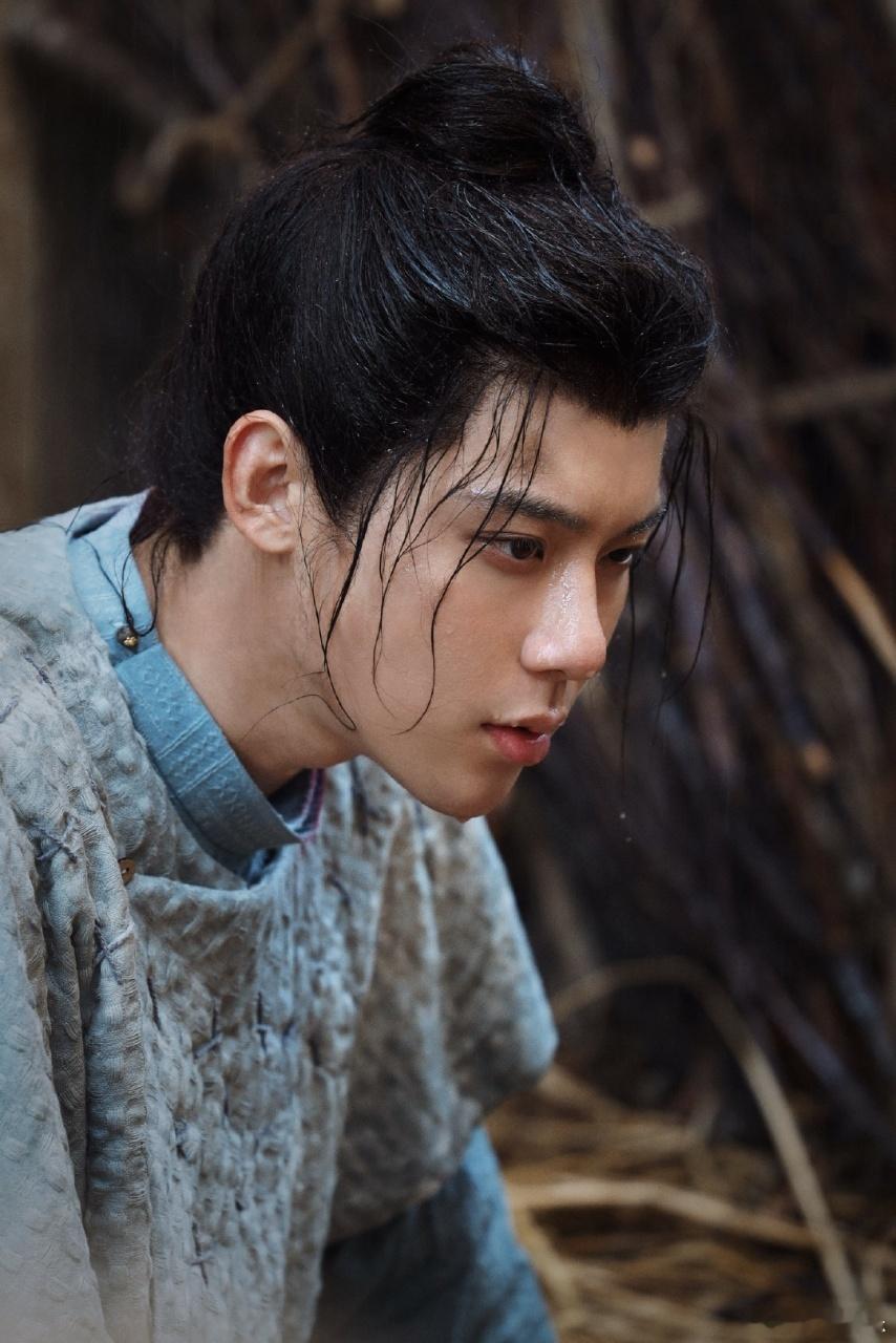 周奇斧头战神他杀人是求生，救人是赎罪，在灰色地带挣扎的样子，比伟光正主角真实一百