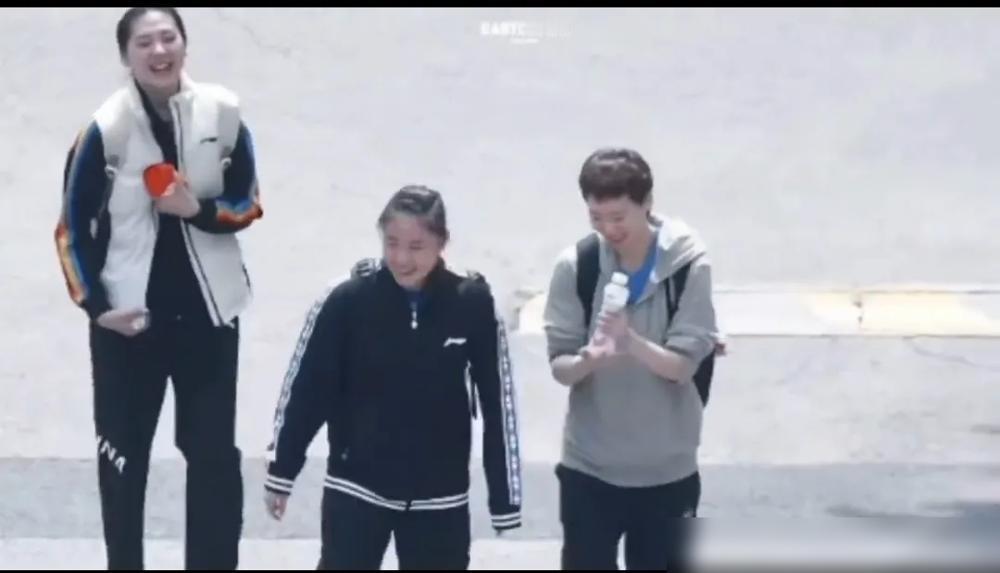 王曼昱身边藏着个王炸，15岁就掀翻了世界第一，这盘棋下得真大。
这姑娘叫陈熠，