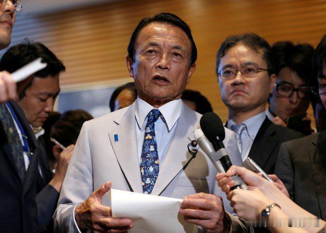 日本真正的滚刀肉，他不参与直接执政，却是操控高市早苗进行各种闹腾，同时他还时不时
