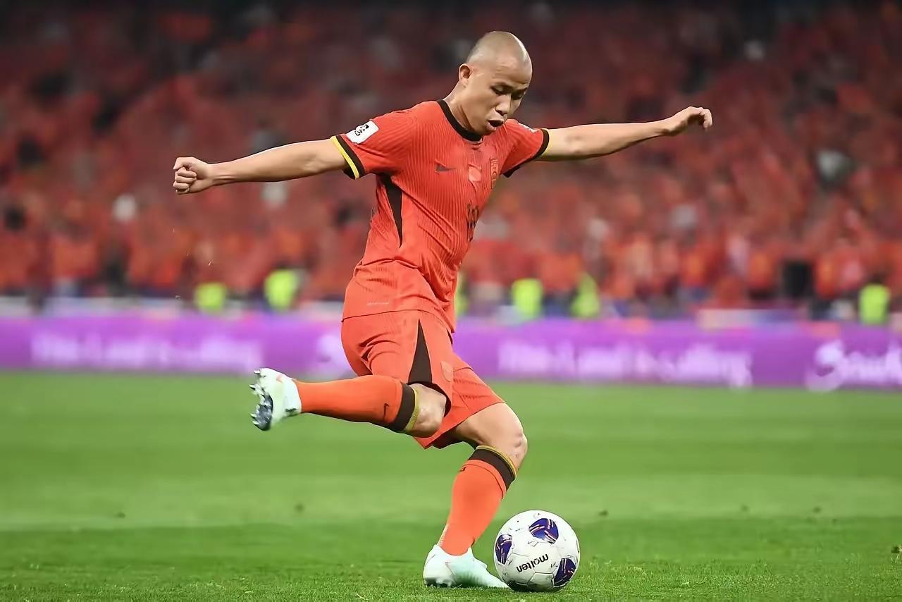 邵佳一的国家队应该有后腰黄政宇的位置。28岁，正值当打之年，在国足腰不硬的状况下