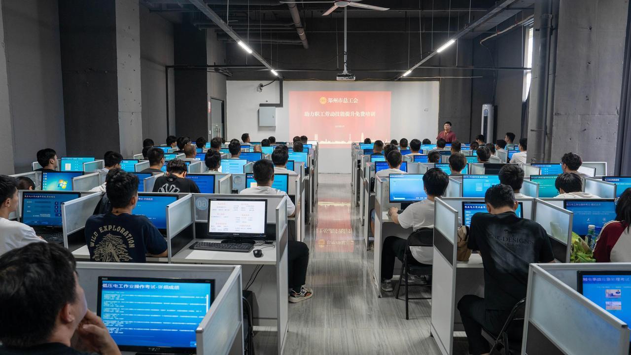 我认为做事重要

会做事的人，会保证你的下限不会轻易被淘汰，而会处关系的人，会决