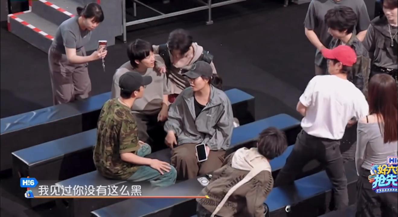 这期hi6笑点全在他俩身上黄子弘凡向丁程鑫解释丁程鑫一见面就说黄子弘凡黑丁程鑫见