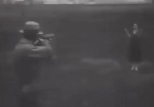 1932年，一个男人为了展示防弹玻璃，让妻子举着玻璃，自己对着开枪。最讽刺的是，