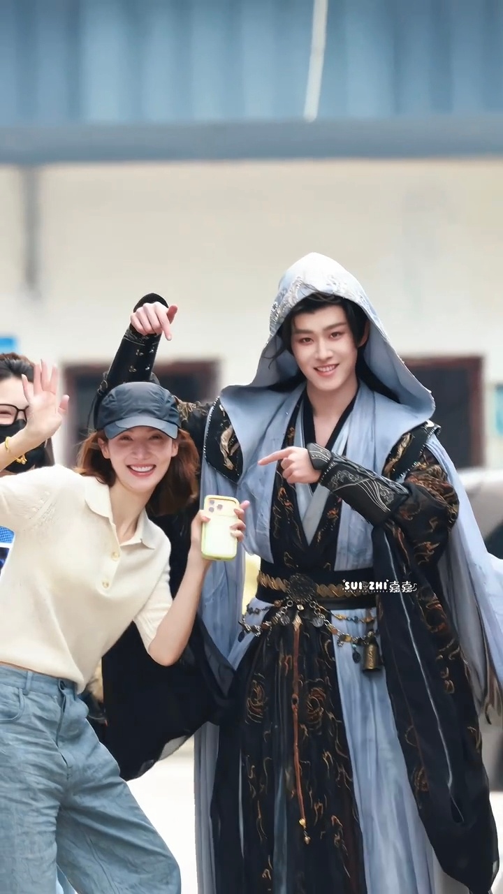 金晨去《魂判九川》剧组探班田嘉瑞金晨探班魂判九川田嘉瑞