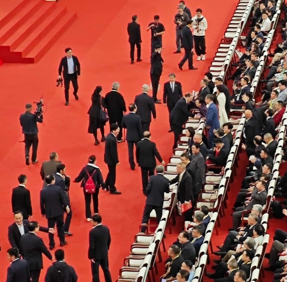 姚明专属座位Plus上海交大130周年校庆，姚明的专属加大座椅火了。校方贴心定制