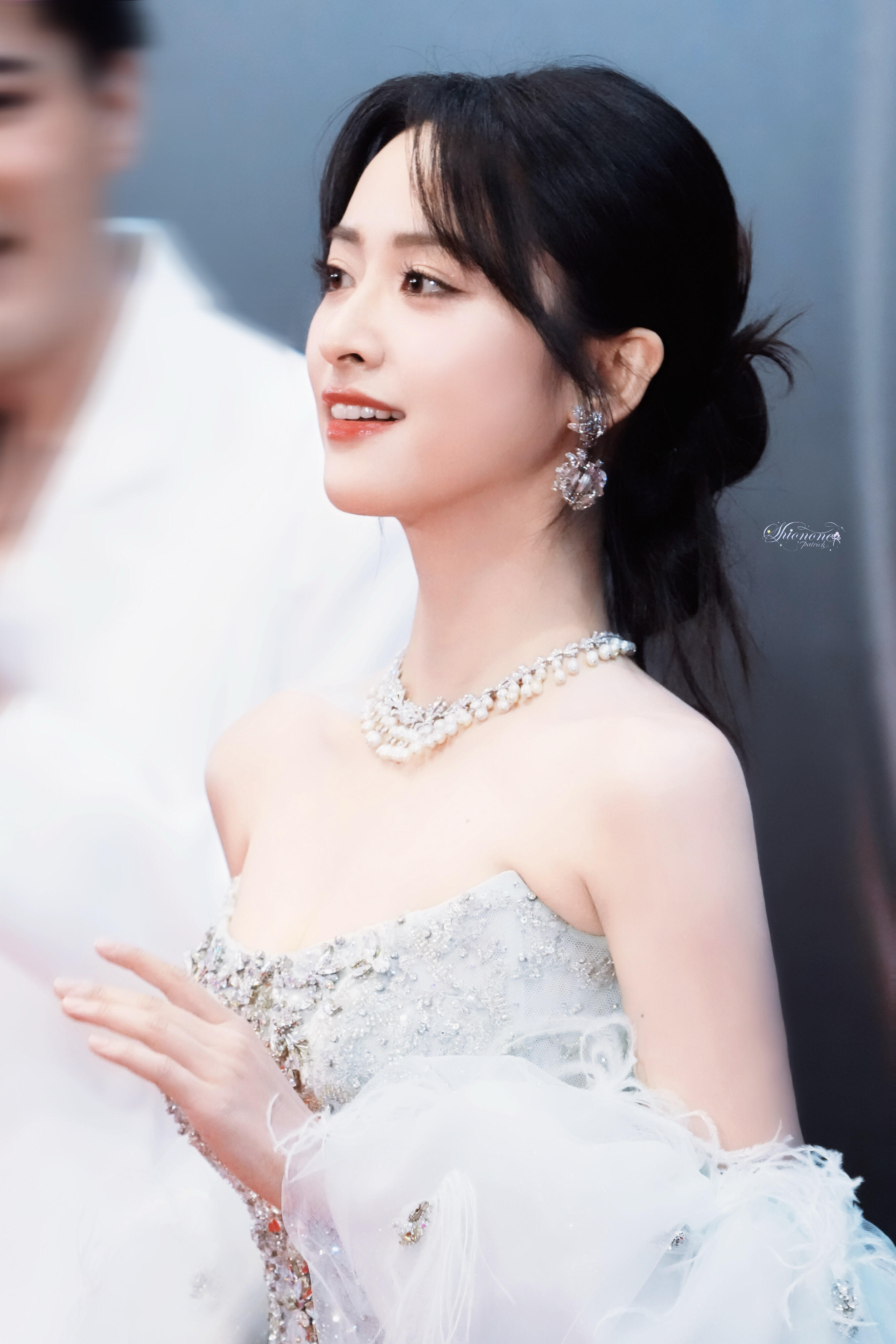 沈月预告哭了沈月在《亲爱的客栈》预告里哭得梨花带雨，像只淋湿的小兔子🐰。大家吃