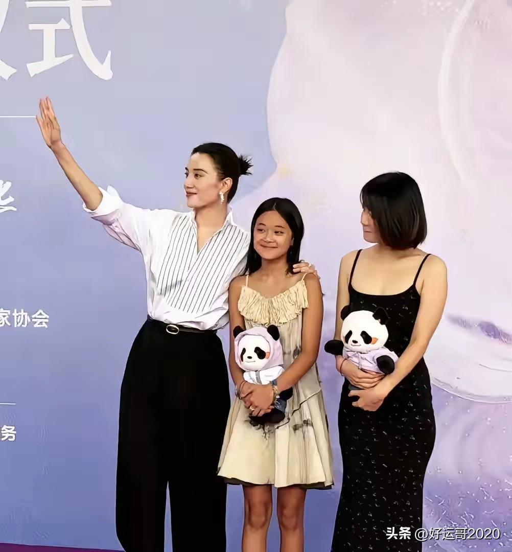 “星二代”确实比普通人更容易出名。
像梅婷的女儿曾慕梅才12岁的年龄，就被宋佳和
