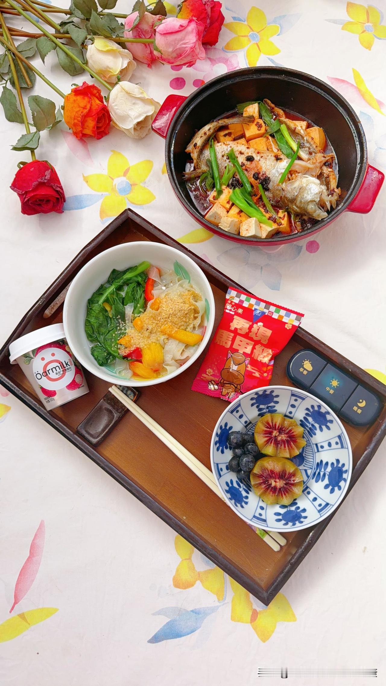 鲈鱼豆腐煲，蔬菜彩椒鱼面，小麦胚芽。加餐吃希腊酸奶，蓝莓，红色新西兰kiwi奇异