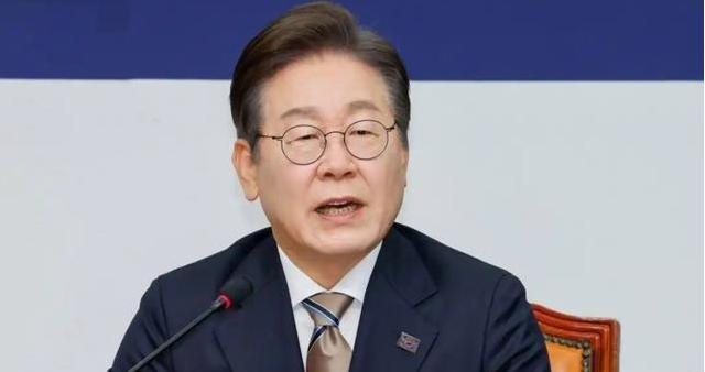 特朗普算是踢到铁板了！李在明这波操作堪称“老狐狸天花板”——你特朗普要100亿军