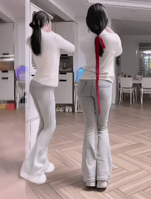 发视频的人说，一个是他的老婆，一个是老婆的闺蜜，俩人给他跳舞看。
从身材特征看，