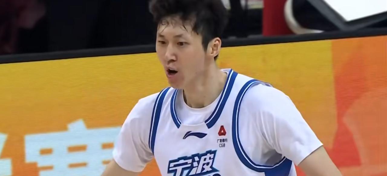 辛普森上篮被打手，裁判无视。
4月12日这场青岛78：77险胜宁波的CBA比赛太