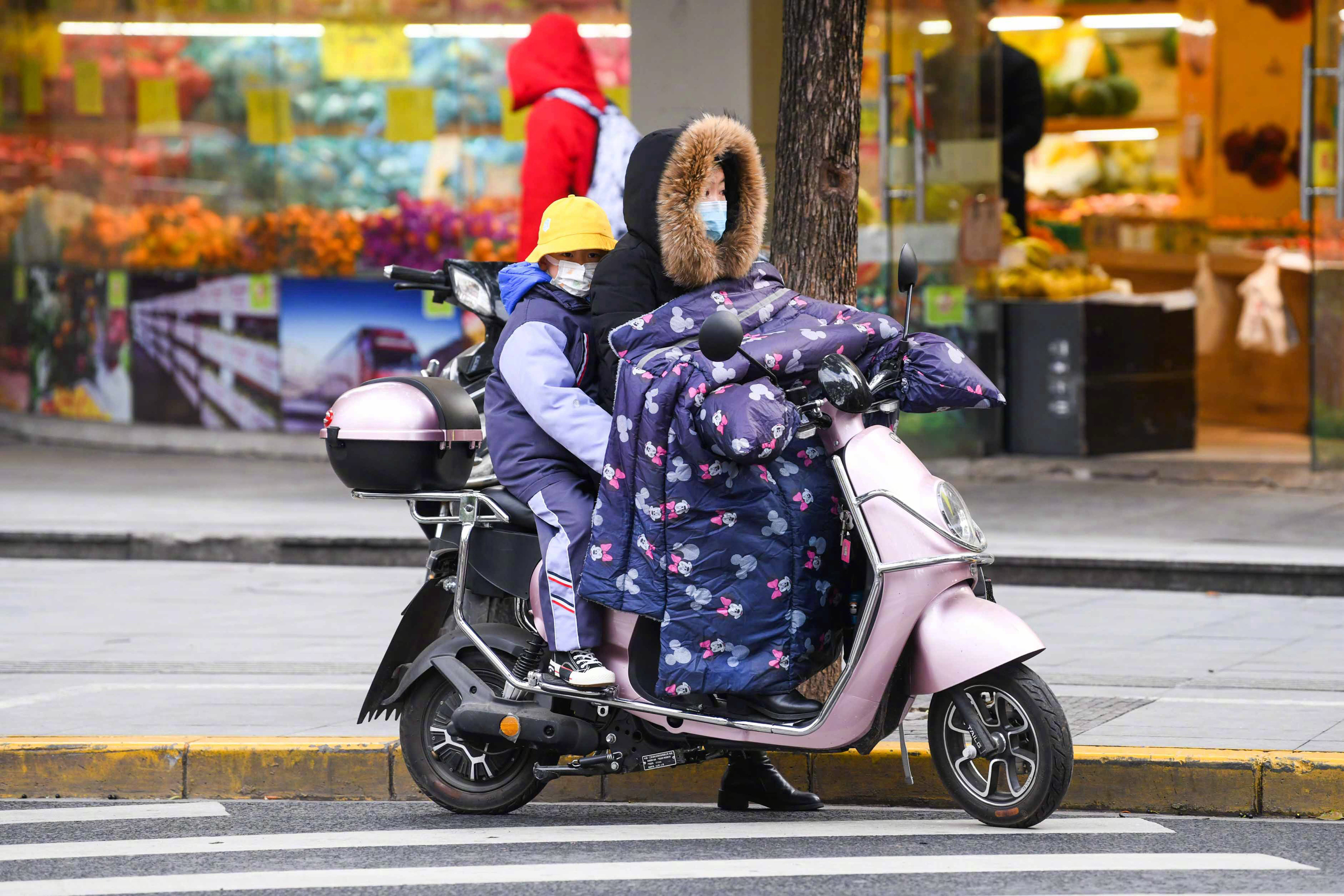 【女子上班先送娃被撞算不算工伤？法院宣判】陈某任职于江苏常州金坛区某服装有限公司