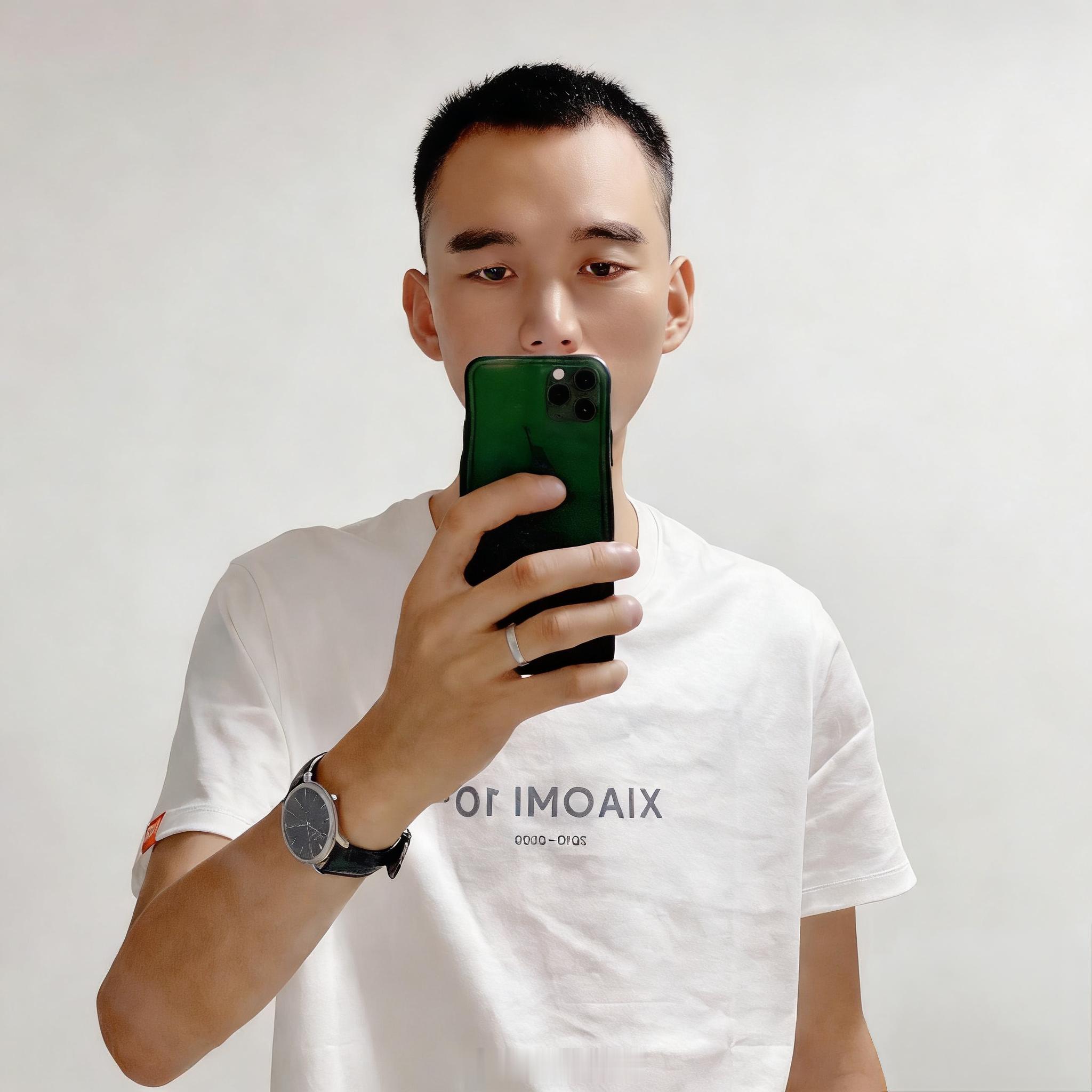 以前还是很帅的，爱拍照片，这几年懒得拍了。 