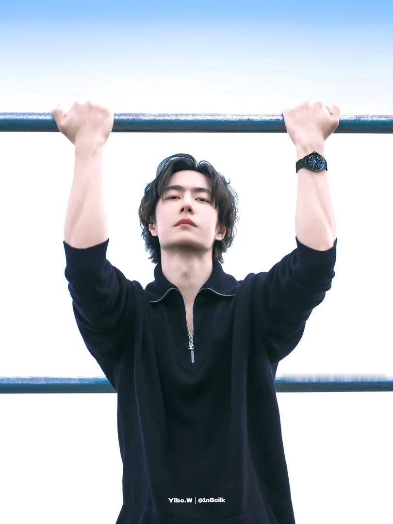 王一博让假日感停留王一博长假归来拾尽晚风假期浪漫，整装归来奔赴热爱，王一博氛围感