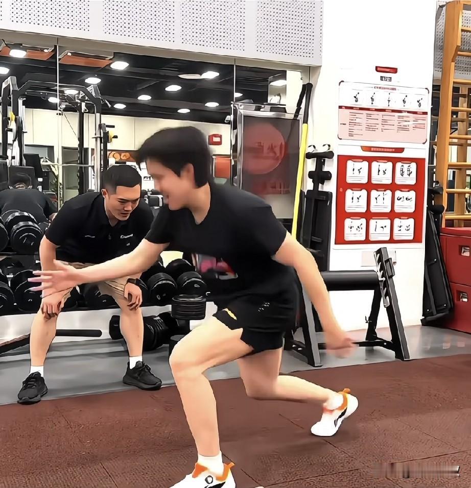 有人说:莎头凭什么休息？他们不在，国乒都打成啥样了？

首先他们没有休息，
而是