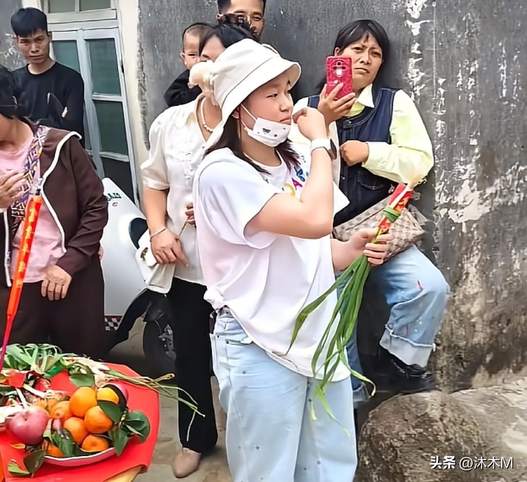 全红婵会湛江老家过年例了，一个村里一年难得热闹这么一回，之前婵宝都忙着备战比赛，