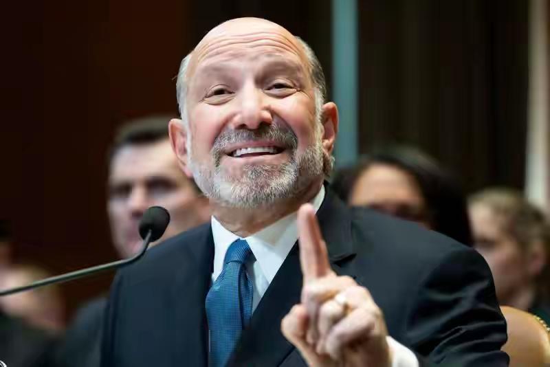 中国不采购任何美国的H200芯片，让美国里外尴尬，而且是战略、商业、政治三重尴尬