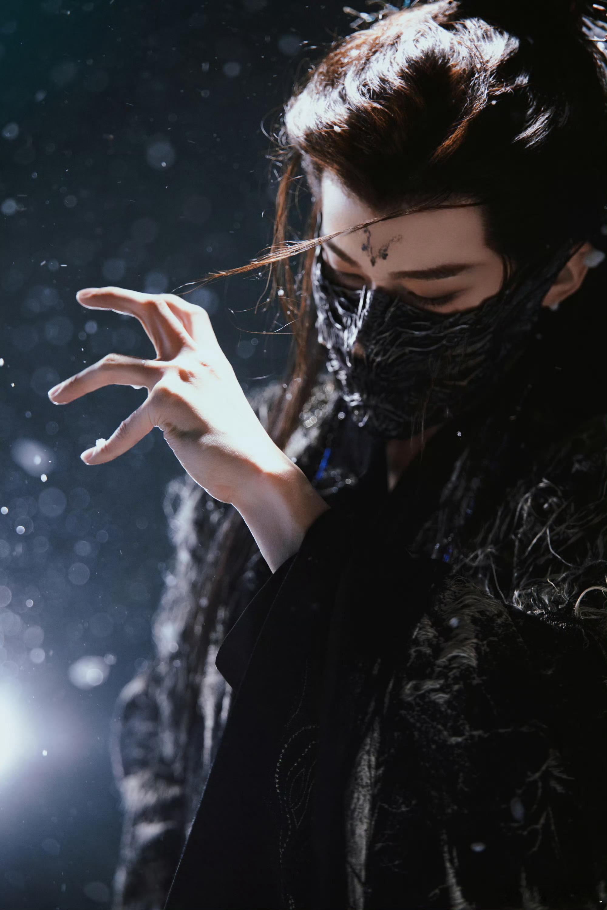 闫桉水下戏闫桉湿身打戏水下打戏配上这张脸，每一帧都是视觉暴击。💧 