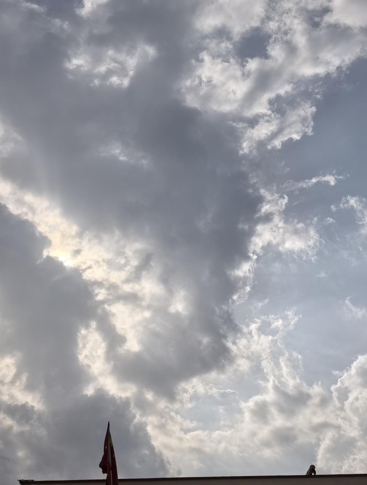 左边下雨右边晴天 ​​​