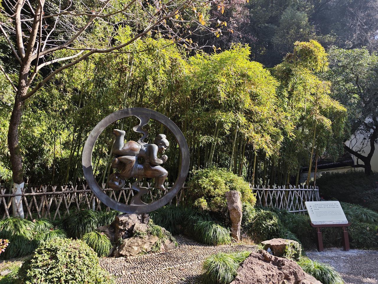 深度思考可以帮助我们拨开事物的表面现象、理清事情的本来面目。深度思考还可以避开盲