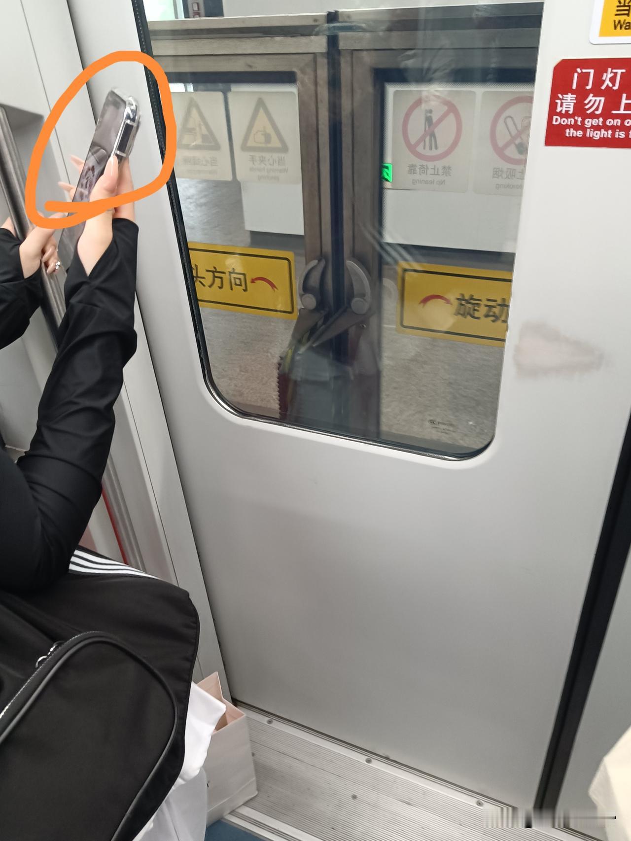 我一直不明白，女孩留这么长指甲到底为了啥
1：能下地干活吗，能洗衣服吗，能洗碗刷