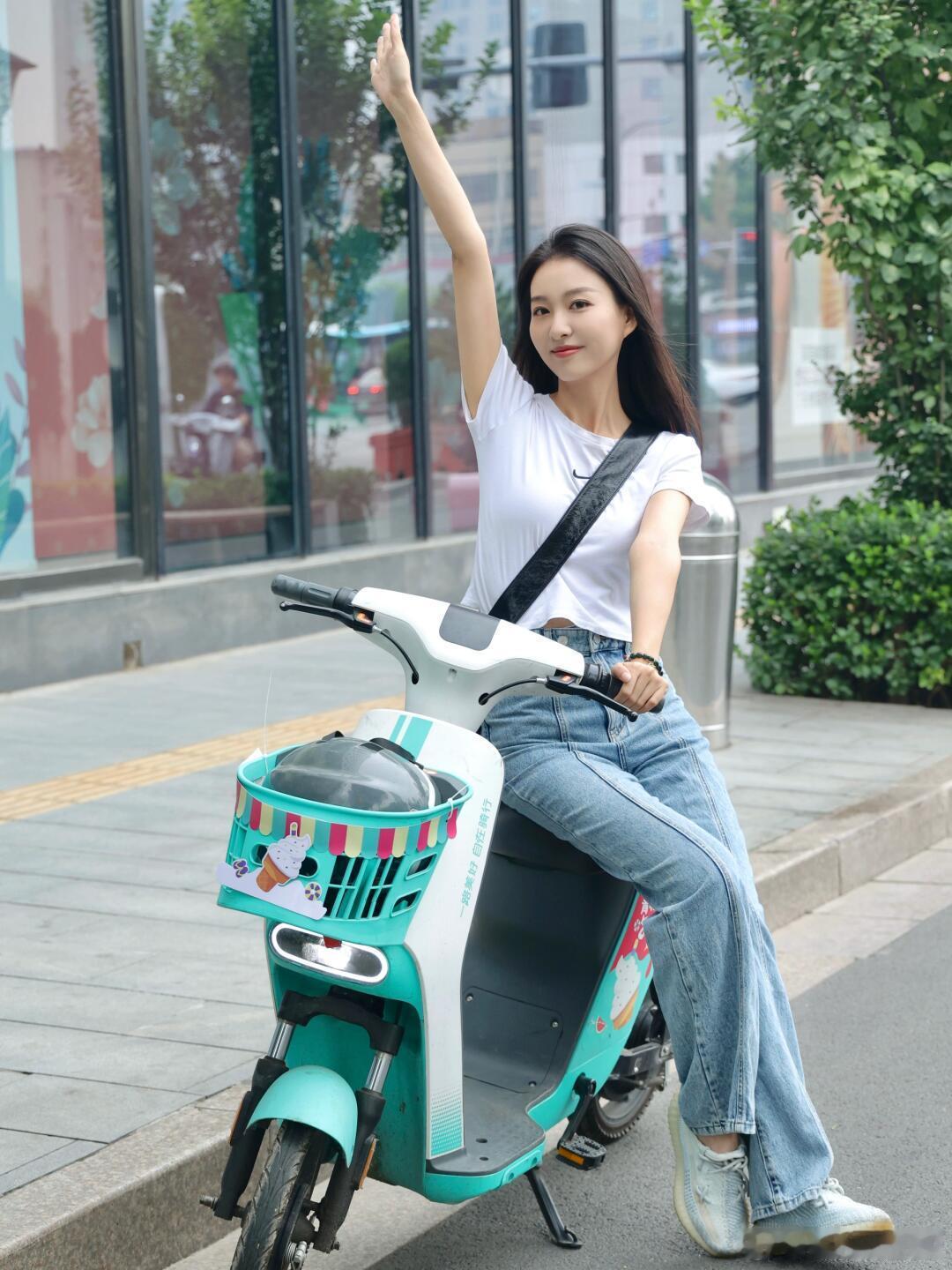 骑车吃冰淇淋的人先享受夏天 ​​​