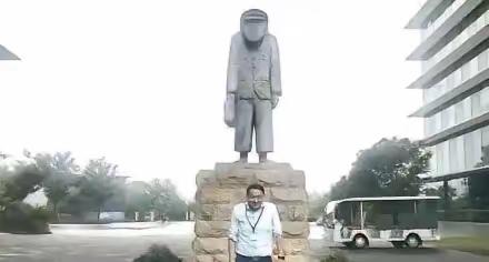 阿里巴巴门口那座呆头呆脑的石头人雕塑挺有意思。据说这是马云亲自设计建造的。不懂的