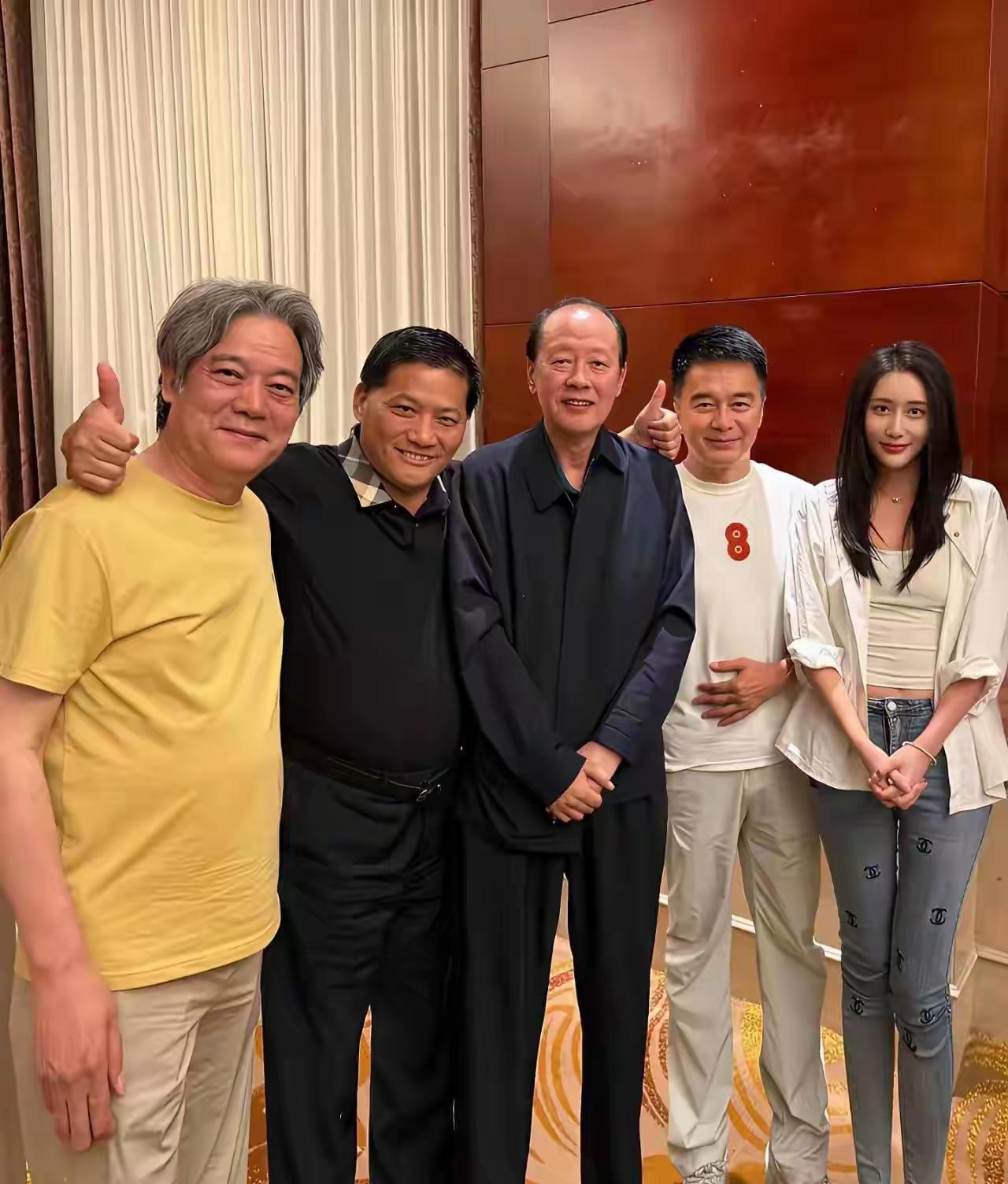 五位明星同框照
你们认识吗？
我只认识其中一位，他就是侯天来，他是军人，又是演员