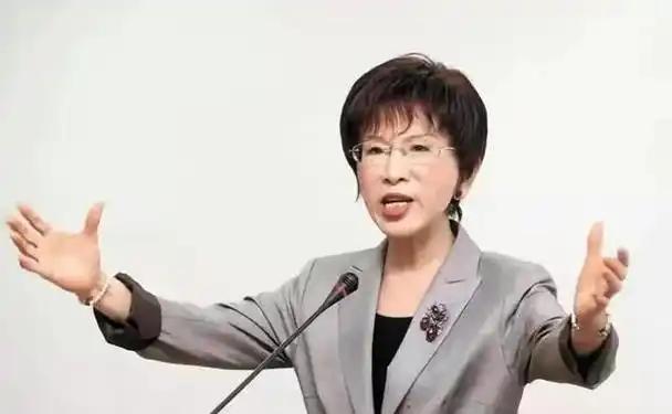 郑丽文椅子还没坐热，洪秀柱就告诉郑丽文，两岸关系其实不复杂，既然目标是统一，就应