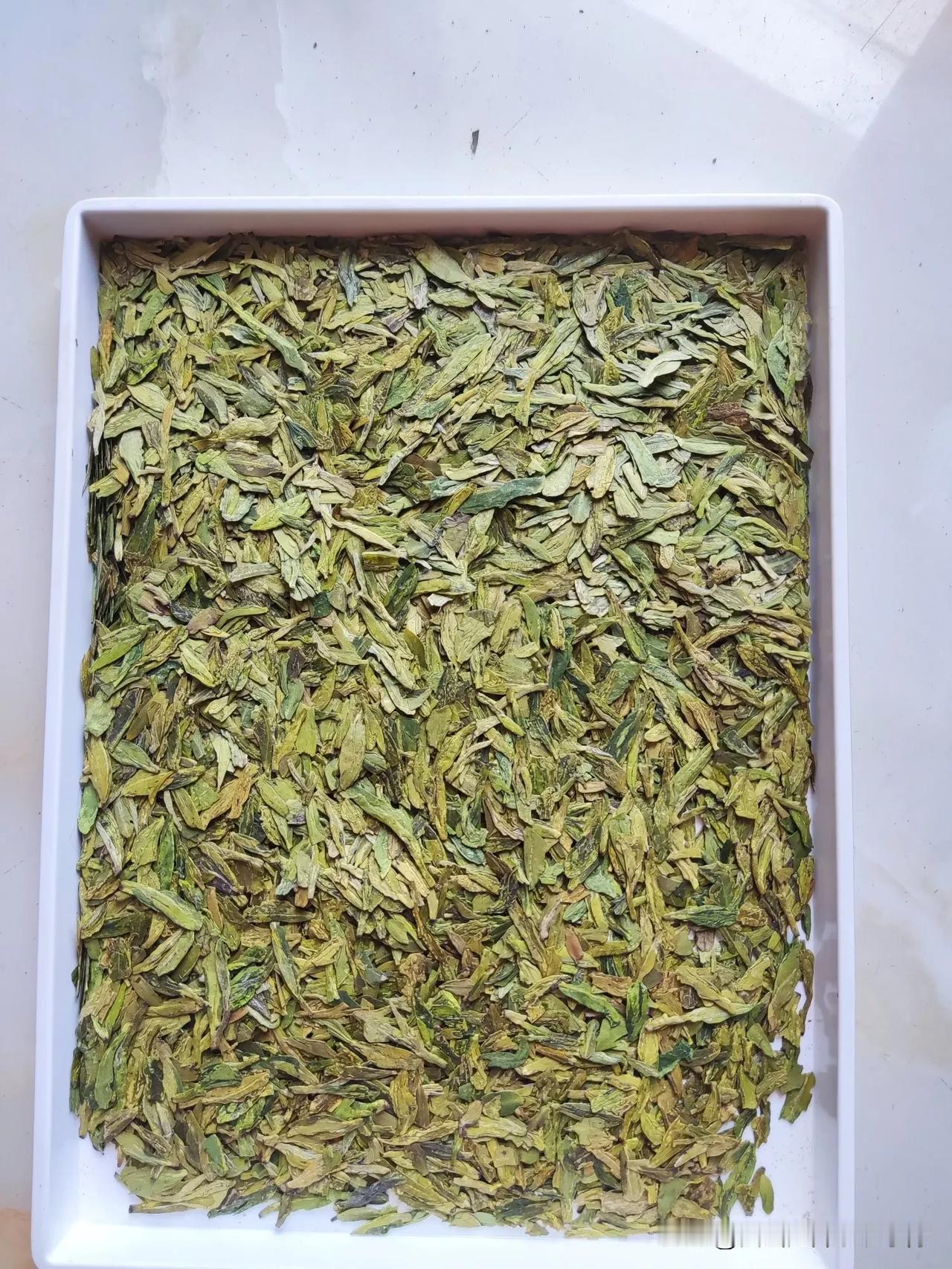 明前龙井大茶片，都是几百一斤的茶叶发货前手工挑选出来的，豆香浓郁，茶汤浓香醇厚，