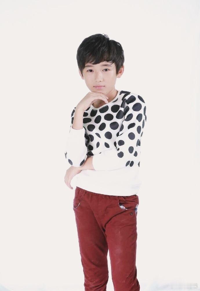 吴彤用近一分钟介绍宋亚轩吴彤说宋亚轩为国粤无双做了很多准备 这哪里是发布会，分明