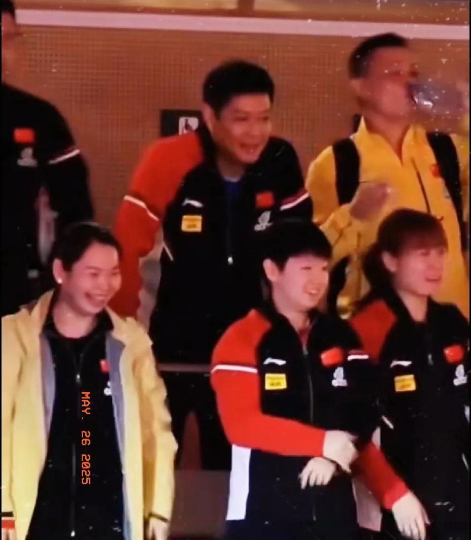 多么温馨的画面，莎莎和自己的闺蜜们给双曼加油

孙颖莎获得世乒赛女单冠军之后也没