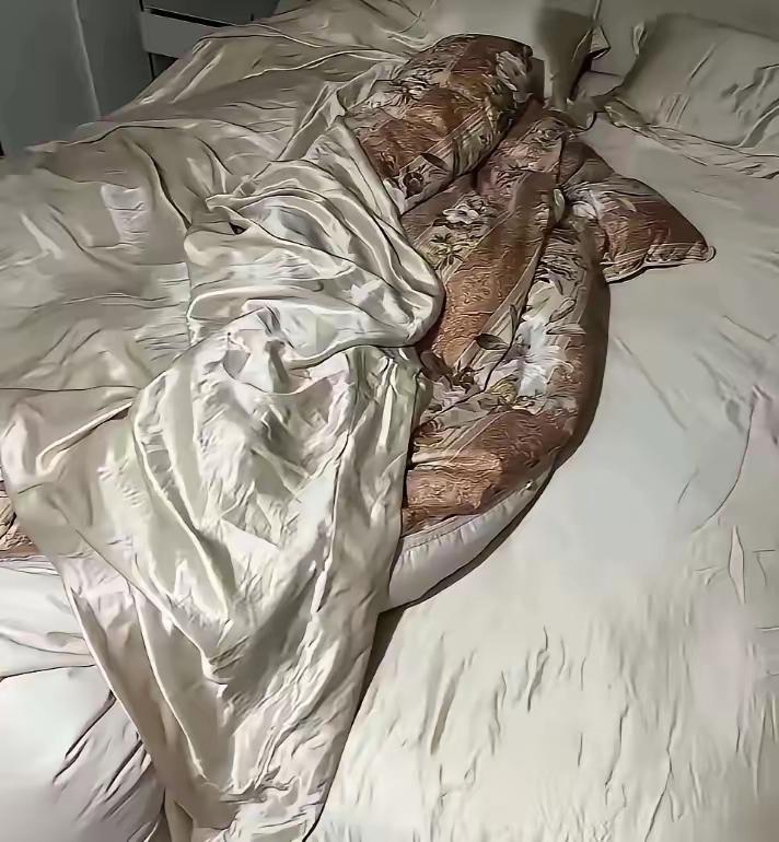 花六千多入手的高档真丝被，本以为买到了品质好物，关灯后出现的荧光却让人心里发慌。
