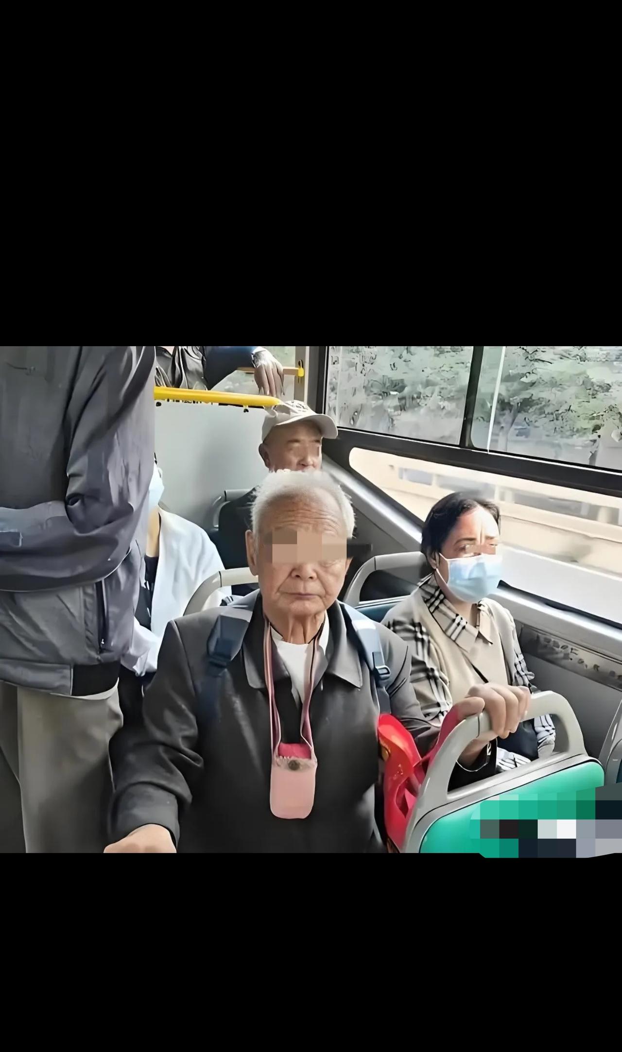 “想钱想入魔了！”上海，80岁老人坐上公交车，还未买票，不到2分钟后开始擦汗，喘