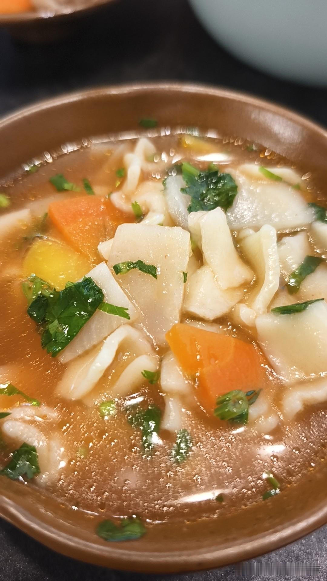 来新疆喀什，
一定要尝尝新疆的传统美食——揪片子！
手工制作，
面有嚼劲，
汤汁