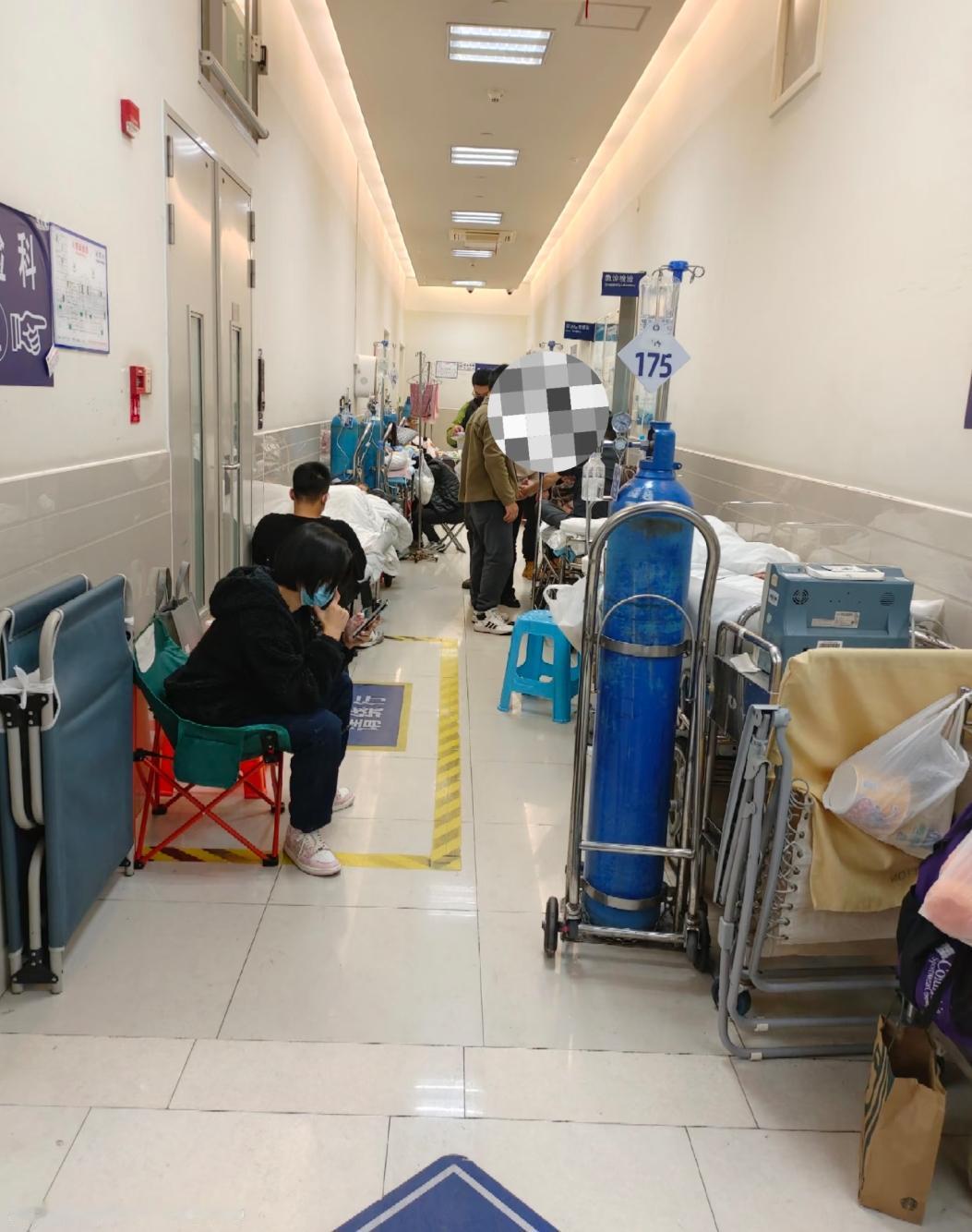 凌晨3点的医院走廊，保洁阿姨的一个举动，竟让全场人红了眼眶！
 
凌晨三点的医院