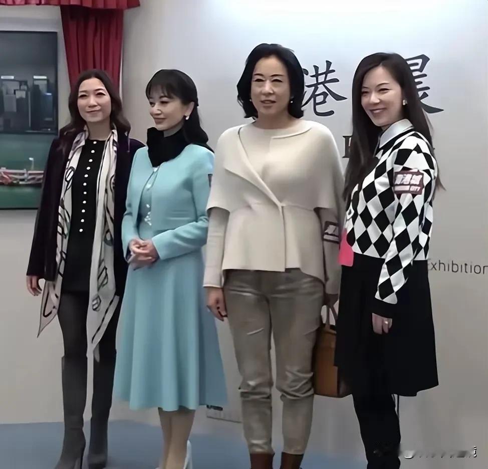 说实在的，朱玲玲也算是个大美人了，但在赵雅芝的面前，差的不是一点半点。
大家的年
