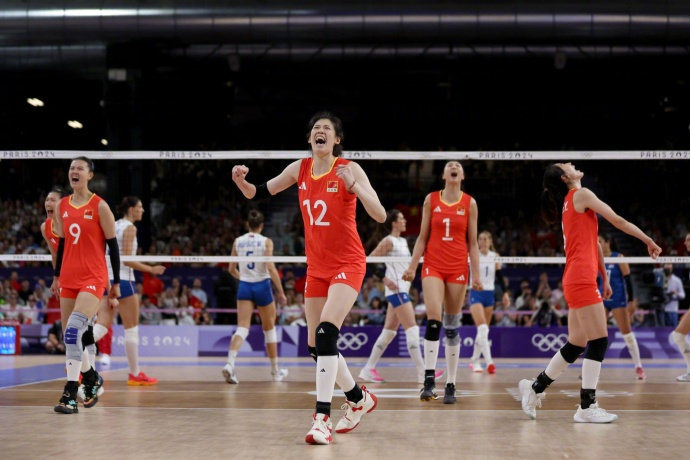 三连胜！中国女排21-25、25-20、25-22先输一局然后连扳三局逆转，领先