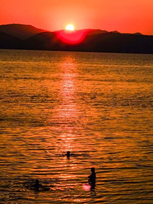 上联：秋水一泓堪醉月，
下联：春山千叠欲留霞，
下联：松涛万壑伴云眠。