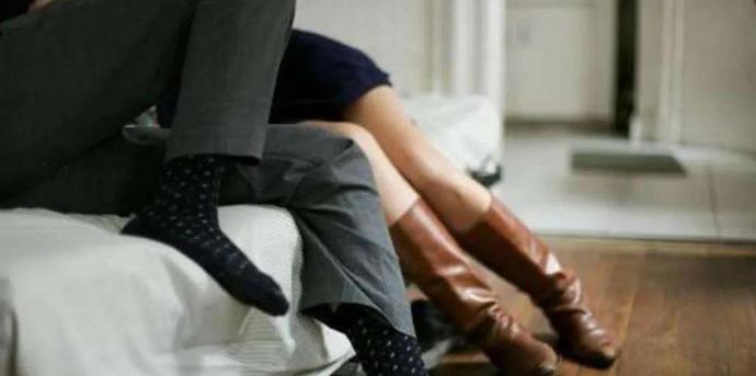 新疆，一25岁男子在网上认识了一个女网友，并给了她五百元，让她来自己家里陪陪自己