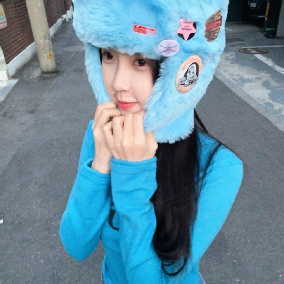 上一个让我觉得戴雷锋帽时髦的是权志龙 