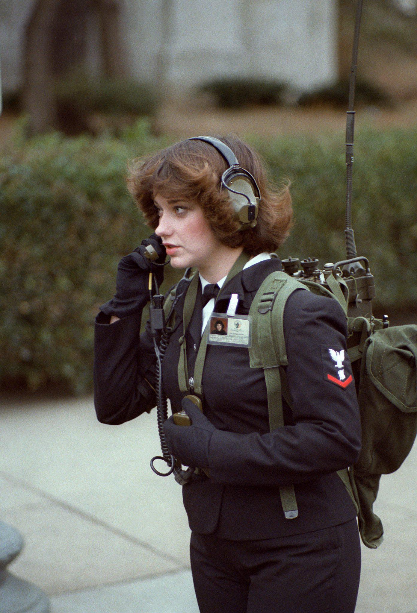 1981年1月。安德鲁斯空军基地，里根总统就职典礼前夕在现场背负无线电的海军士官