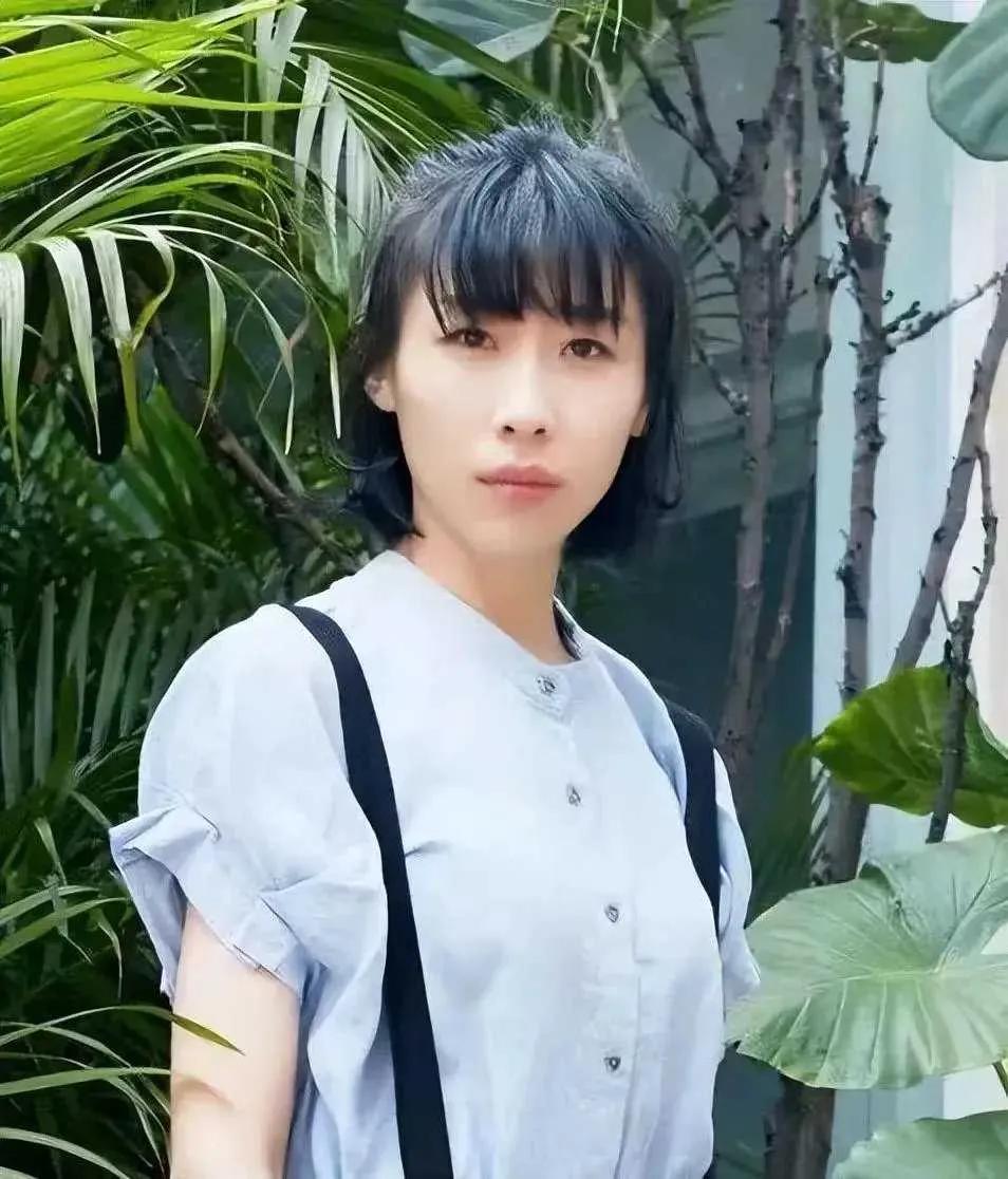 平凡中的非凡魅力：春晚舞台上的“素面影后”任素汐如何以深情歌声触动人心

“幸福