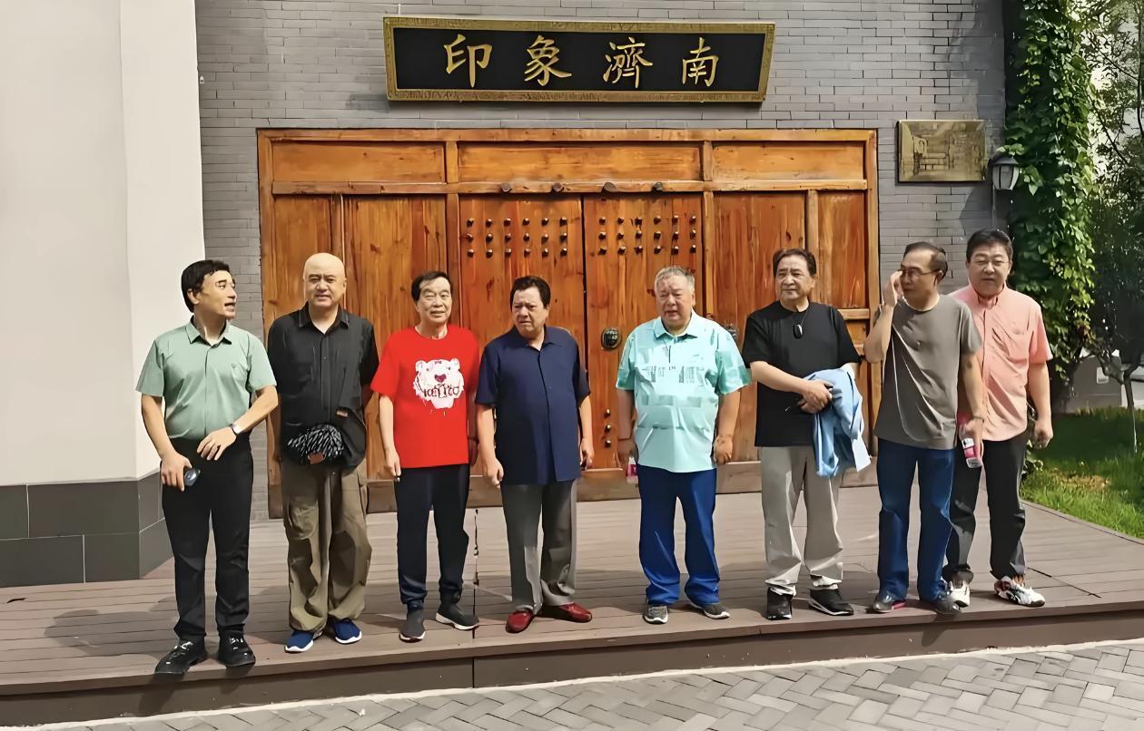 谁能想到啊，曲协主席姜昆带队下基层演出，评论区却吵翻了天。
一边是官方报道里的“