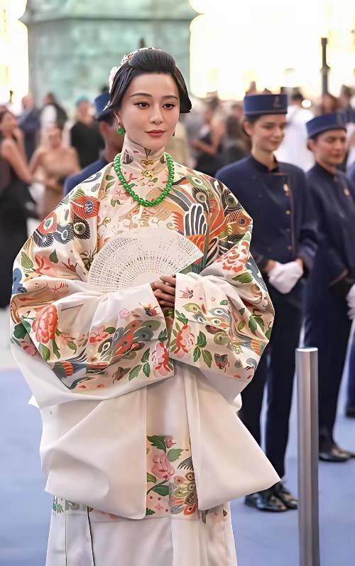 这确实太美了！
这服饰，发型，穿搭，应该是近代妇女的标配吧。
时尚 
娱乐圈