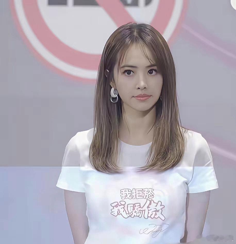 十九岁的蔡依林满是鲜活元气，眉眼灵动俏皮，满满的少女青春氛围感。 