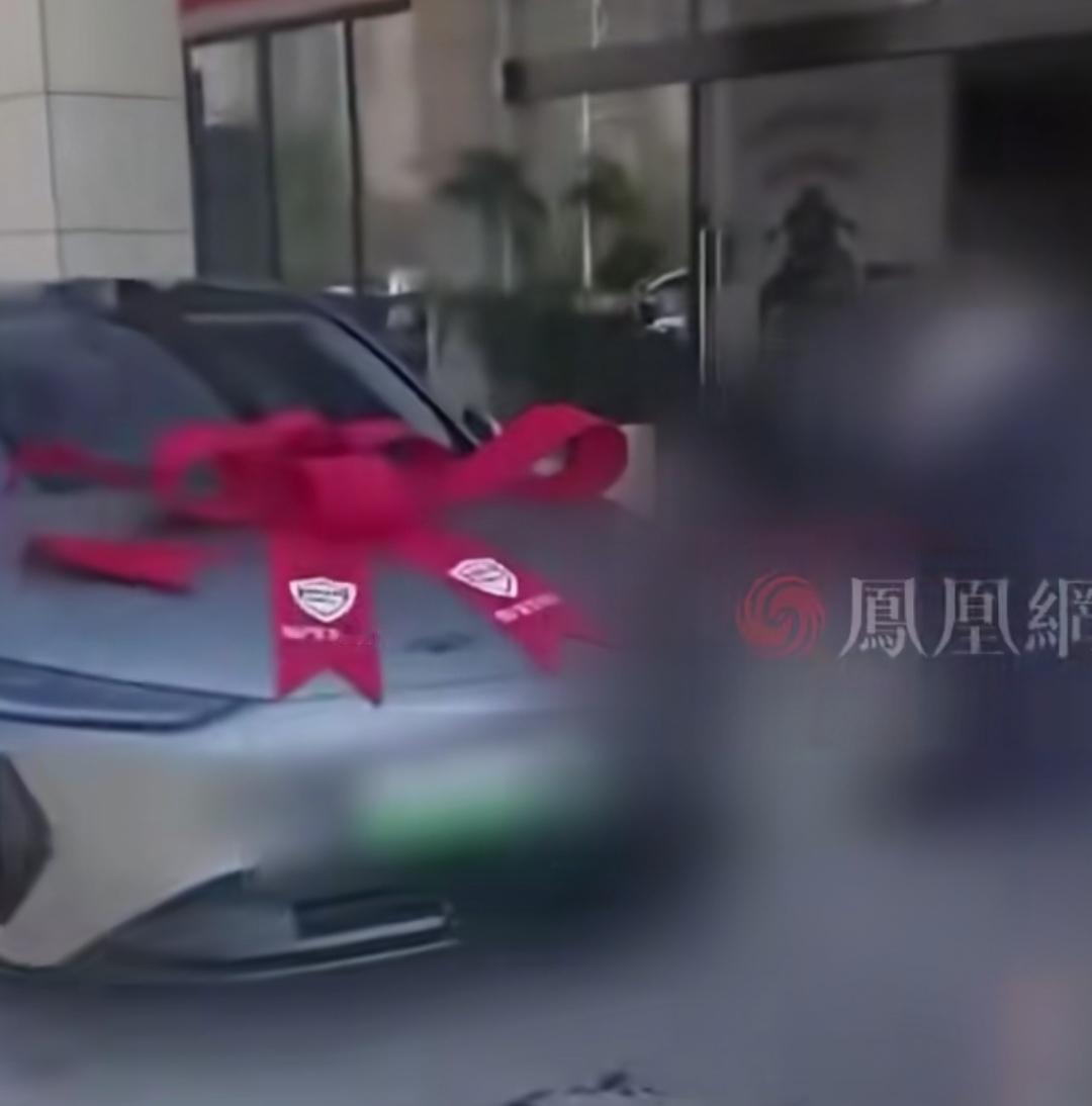 离了大谱，男子买新车后“杀黑狗祭车”，举着流血黑狗绕车转圈，当地回应称：“不是习