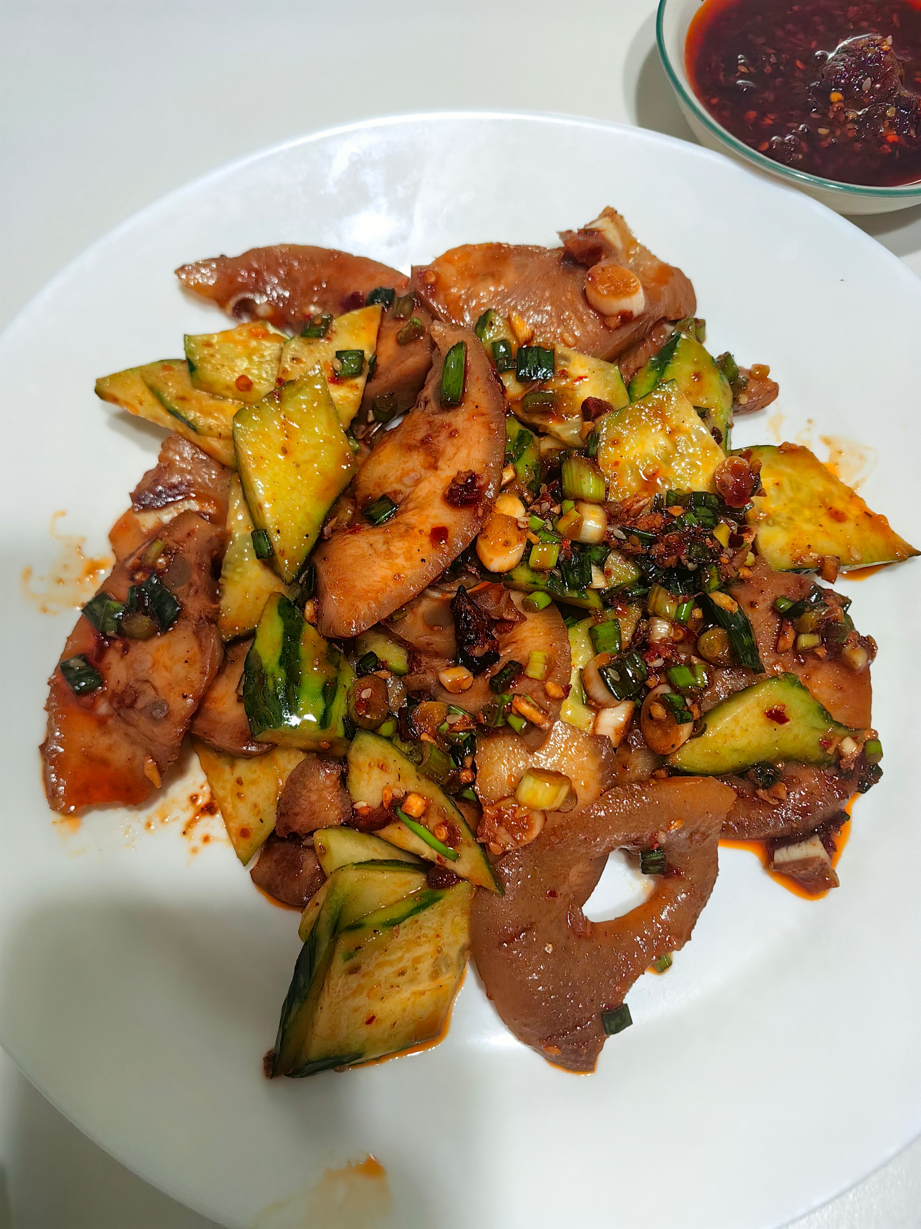 晚餐两荤三素：红油拌猪头肉、芹菜炒牛肉、蒸茄子、炝油麦菜和豆花。喵奶奶说猪头肉脂